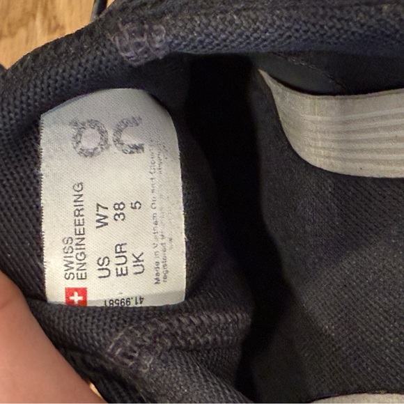 On Running women’s Black Athletic Shoes - Picture 4 of 5